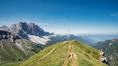 Auf-dem-Zendleser-Kofel-scheinen-die-Villnösser-Geisler-zum-Greifen-nah