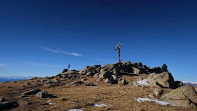 Seit 2001 ziert ein imposantes Gipfelkreuz die Außerraschötz