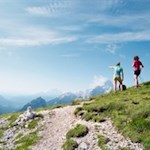 Alsbald eröffnen sich malerische Ausblicke auf die Bergwelt um Cortina...