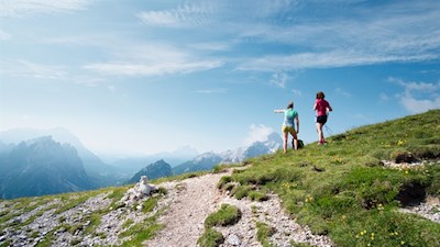 Alsbald eröffnen sich malerische Ausblicke auf die Bergwelt um Cortina...