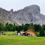 Am Fuße des Peitlerkofel lädt die Göma Hütte zu Tisch