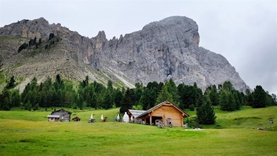 Am Fuße des Peitlerkofel lädt die Göma Hütte zu Tisch