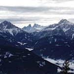 Unser Blick fällt ins Pragser Tal und auf die ringsum aufragenden Berge