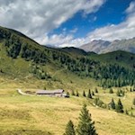 Die Kerschbaumeralm ist in schöne Almwiesen gebettet