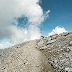 Das Gipfelkreuz des Seekofel ist nur mehr wenige Schritte entfernt