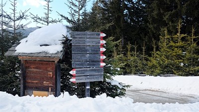 Vom Wanderparkplatz folgt man dem Weg Nr. 15