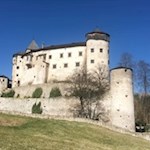 Auf einem Porphyrhügel thront Schloss Prösels