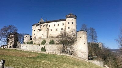 Auf einem Porphyrhügel thront Schloss Prösels