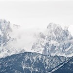 Die schneebedeckte Langkofelgruppe