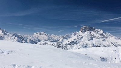 Ringsum ragen markante Erhebungen der Pragser Dolomiten in die Höhe