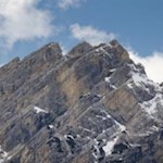 Der Pragser Wildsee wird von mächtigen Felsen umfriedet