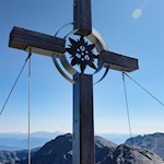 Das formschöne Gipfelkreuz der Liffelspitze wurde von Schülern angefertigt