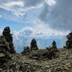 Steinerne Zierde, "Stoanmandln" auf dem Hundskopf