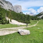 Der Wanderweg wird von hochaufragenden Dolomiten umrahmt
