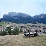 Blick auf Völs mit dem Schlern und der Hammerwand im Hintergrund