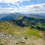 Links erblickt man das Sarntal, rechts das Wipptal