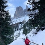 Vor der Kulisse der Geislerspitzen zur Gampenalm