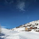 Die Klammbachalm vor klarem Winterhimmel