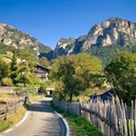 Da Umes, l'escursione segue dapprima una piccola strada.