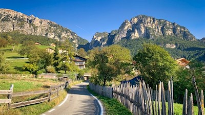 Von Ums folgt die Wanderung zunächst einem kleinen Sträßchen