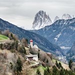 St. Peter vor der Kulisse des Langkofel