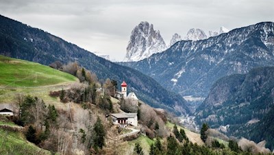 St. Peter vor der Kulisse des Langkofel