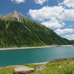 Längs des Weges laden Bänke zum Genießen und Verweilen ein