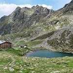 Die gemütliche Tiefrastenhütte am gleichnamigen Bergsee