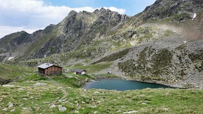 Die gemütliche Tiefrastenhütte am gleichnamigen Bergsee