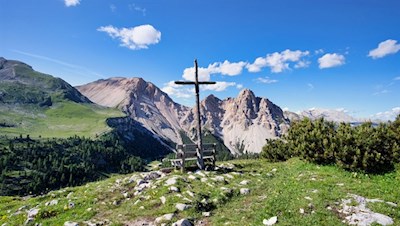 Auf dem kreuzgeschmückten Limojoch