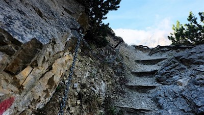 Einige Aufstiegspassagen sind mit Seilen gesichert