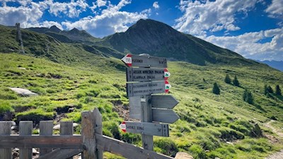 Hinter der Saxnerhütte zweigt der Weg auf das Saxenle ab