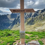 Das schlichte Gipfelkreuz des Mutenock