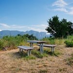 Neben der Leuchtenburg laden Bänke zum Verweilen ein