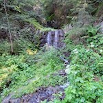 Unterwegs queren wir einen kleinen Bach