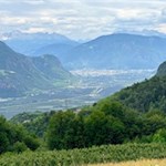 Ausblick auf Bozen und den dahinter aufragenden Rosengarten von Grissian