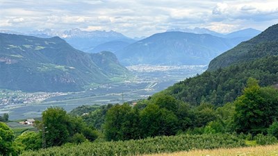 Ausblick auf Bozen und den dahinter aufragenden Rosengarten von Grissian