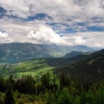 Der Waldpfad Nr. 7 gibt immer wieder malerische Ausblicke frei