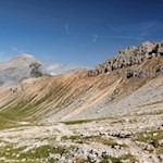 Hinter dem Limosee steigt der Weg durch steinbeschlagene Wiesenhänge an