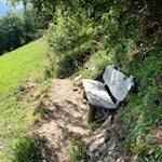 Längs des Kräuterweges laden Bänke zum Verweilen ein