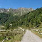 Um den Neves-Stausee wurde ein breiter, nahezu ebener Themenweg angelegt