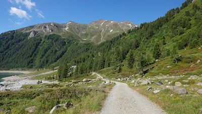 Um den Neves-Stausee wurde ein breiter, nahezu ebener Themenweg angelegt