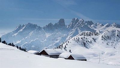 Blick auf den winterlich verschneiten Monte Cristallo 