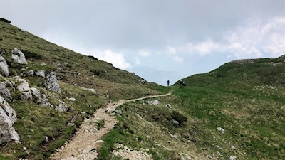 Sanft steigt der Weg auf den Monte Altissimo an