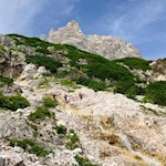 Über schrofiges Gelände und kleine Bachläufe zur Bertihütte