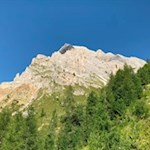 Vor der Kulisse des Peitler zur Almhütte Sot Pütia