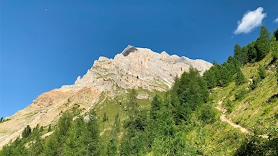 Vor der Kulisse des Peitler zur Almhütte Sot Pütia