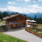 Die-neue-Schönbergalm-mit-dem-liebevoll-angelegten-Kräutergarten