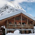 Die-tiefverschneite-Talschlusshütte-im-Fischleintal