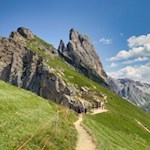 Blick-von-der-Seceda-auf-die-seitlich-aufragenden-Geislerspitzen